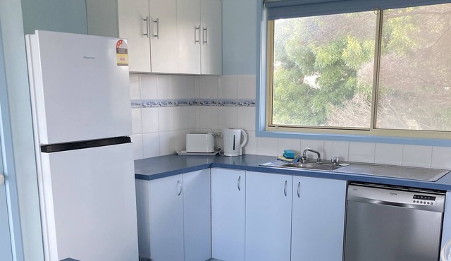 Big Blue Box- close to restaurants, shops, beach, parks