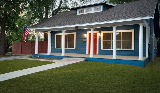 Big Blue Casita steps away from Downtown/Pearl Brewery