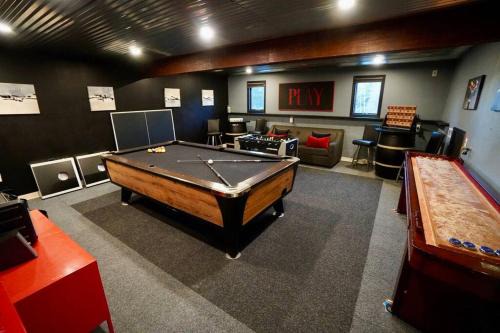 Big Blue Lake House complete with Game Room