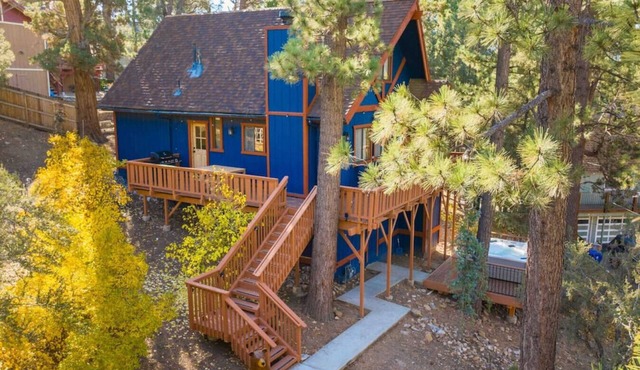 Big Blue|Rustic Modern, Jacuzzi, Centrally located