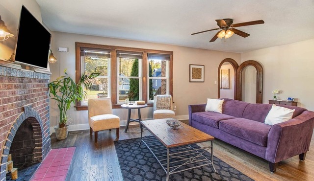 Big Brick Bungalow - Lower Unit