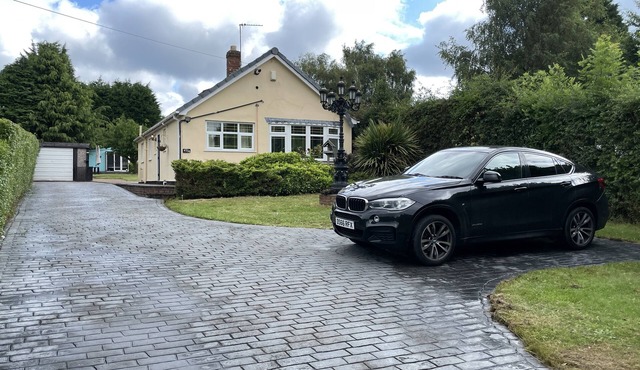 BIG BUNGALOW | SECURED BIG GARDEN | HOT TUB/JACUZZI