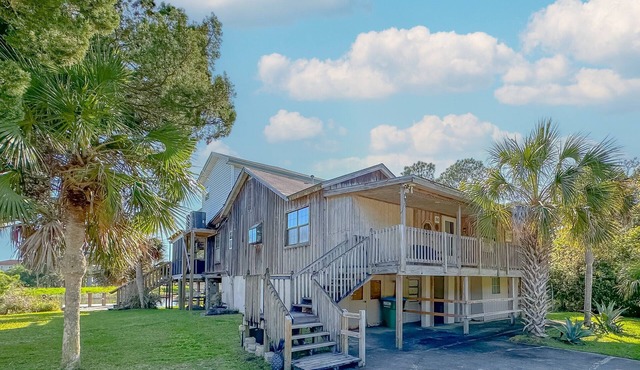 Big Canal-front house, kayaks, canoes, game room, fish right from the dock.
