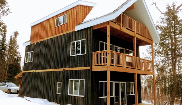 Big Cedar House: Quiet Trees, Golf, Winery, 1 mile to ski, Firepit. EV charger