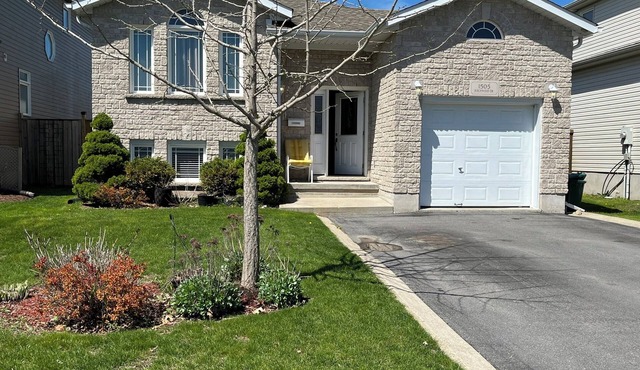 Big & Charming Bungalow Getaway (nearby Walmart, LCBO, Beer Store, Mall, etc.)