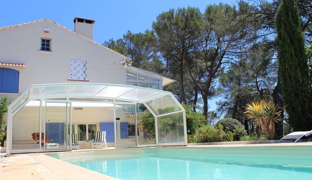Big charming villa for up to 12 people with swimming pool nearby Nimes