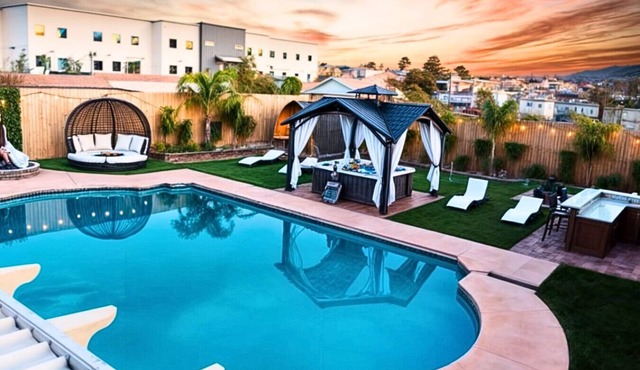 Big Compound | Pool + Hot Tub| Game Room|Sleeps 16