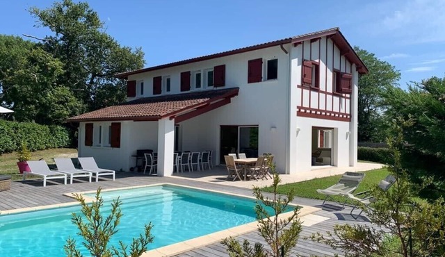 Big contemporary baserri with a swimming pool and a garden for up to 14 people