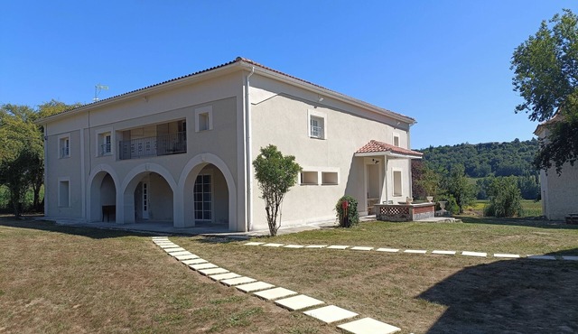 Big cottage country 8 bedroom, pool, game room, spa, 24 people