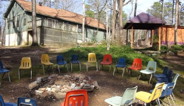 Big Cottage, sleeps 21 close to Lake Ouachita!