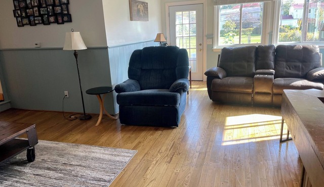 Big & Cozy 3-bedroom House with Driveway, Huge TV & Fireplace in Buffalo Suburbs