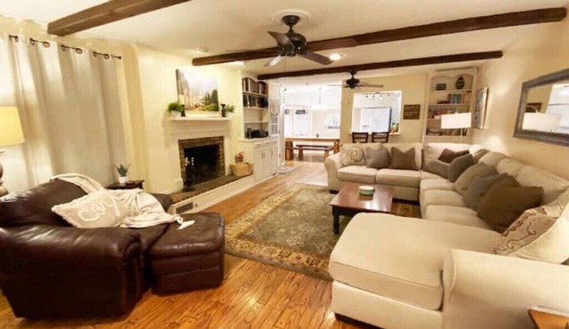 “Big Cozy Cottage” -WiFi, Hot Tub, Grill