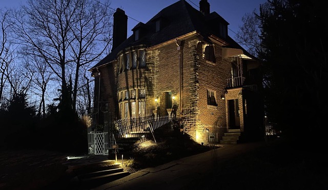 Big Creek Castle Retreat- 5 BR, 1acre next to the Metroparks-5 mi to Cle Airport