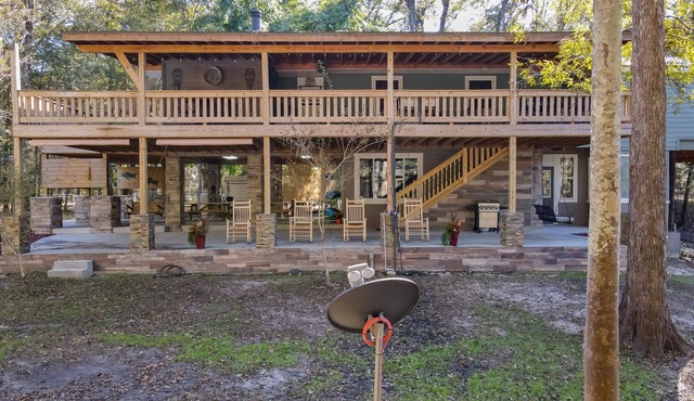 Big Cypress Lodge on Sante Fe River-Sleeps 14, Bring horses, RV and your boat!