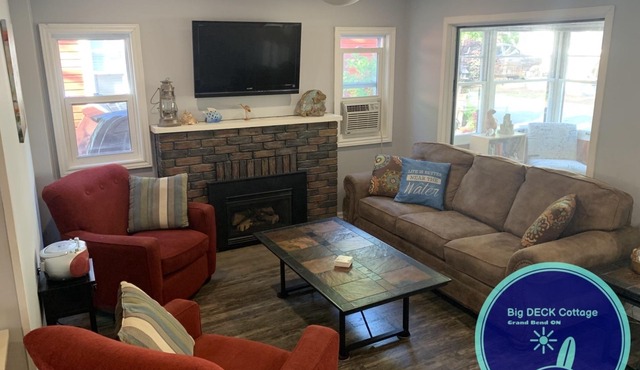 Big DECK Cottage, 3-min walk to BEACH- 4 bdrms, 1.5 baths 7 beds, parking 3 cars