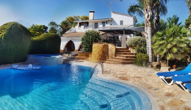 BIG DISCOUNTS! Valencian Villa Beach City. Waterfall Pool and Jacuzzi