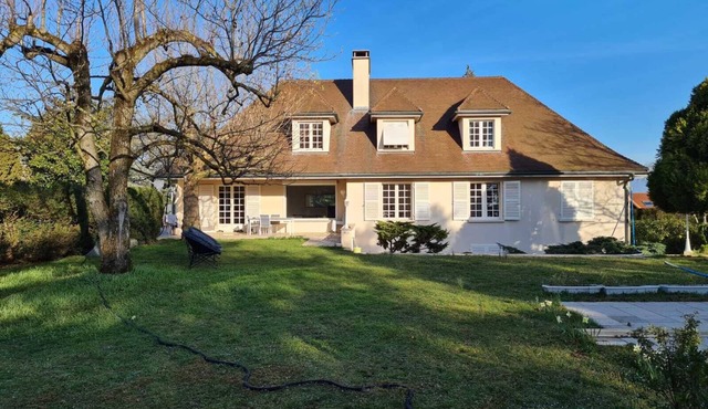 Big family house with garden near Geneva