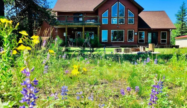 Big Family Cabin, 5BR + Hot Tub + Cozy Fireplaces