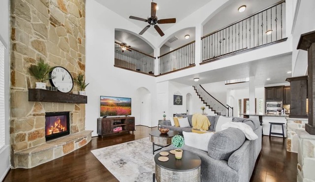 BIG Family Getaway📍The Woodlands Open floor plan 🎬🎱🏓 Gated Community SLPS 18