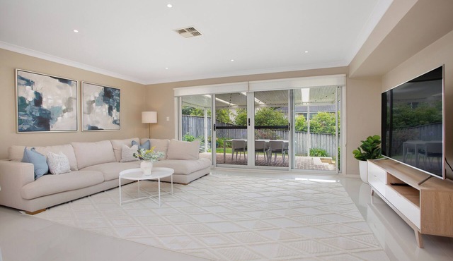 Big Family Home - Super Convenience with Pool Table & Children Playroom