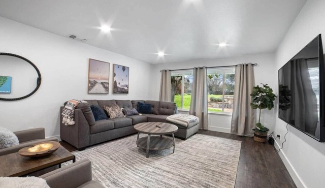 BIG Family Home - King Beds - Pool