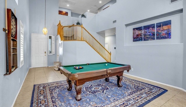 Big Family: Luxurious, King Beds, Pool Table, Fireplace, Backyard Oasis & More!