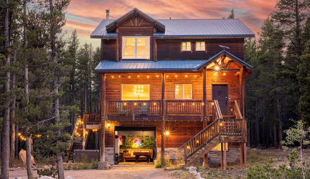 Big Family Mountain Cabin. Hot Tub, Skiing, Game Room, King Bed, Dog Friendly!