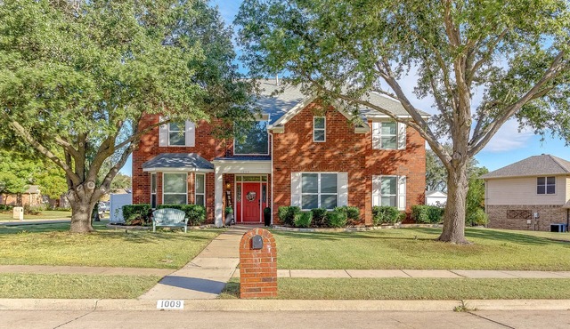 Big family-sized lovely traditional house. 14 minutes to DFW Airport!
