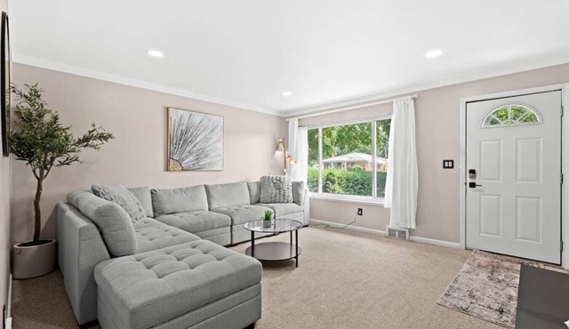 Big Fenced Backyard Sleeps 8 Plus