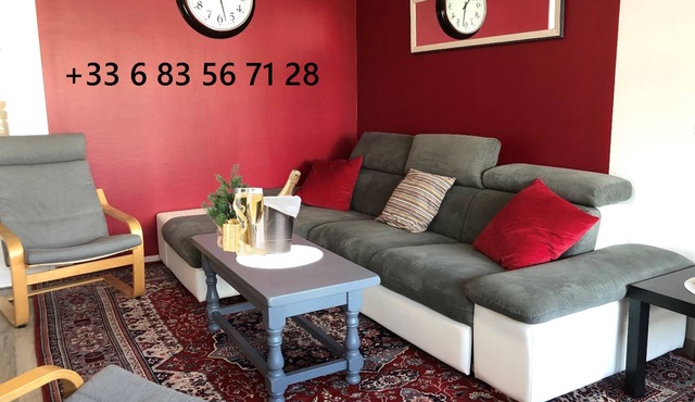 Big Flat 103m² in the heart of the champagne cellars. 4 bedrooms/8 people + free parking.