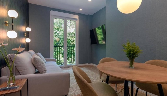 BIG Full Apart 4 ROOMS in a Centric Home Parking Included