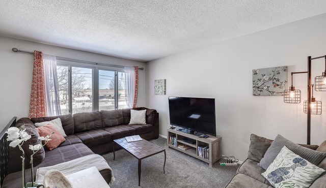 Big Group Stay in Midway 12 Beds Near Allianz & Fairgrounds