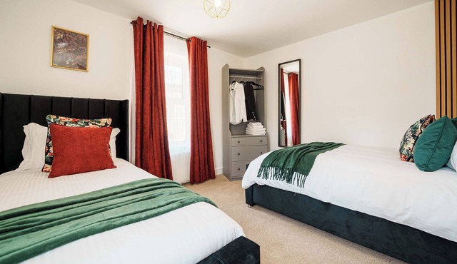 Big Groups Welcome, Modern 4BR, Parking & WiFi