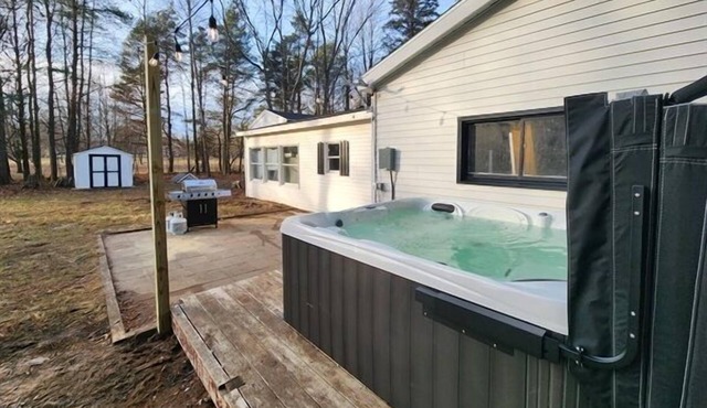BIG Hart Lakehouse Hot Tub 10 miles to Silver Lake