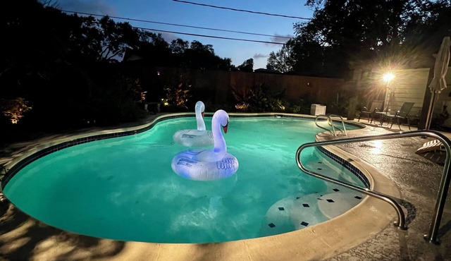 Big Heated Pool w Sunroom, Centrally-loc. Luxury in Houston, Billiards, Sleeps16