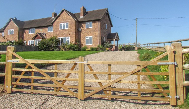 BIG HILL COTTAGE, character holiday cottage in Ellesmere