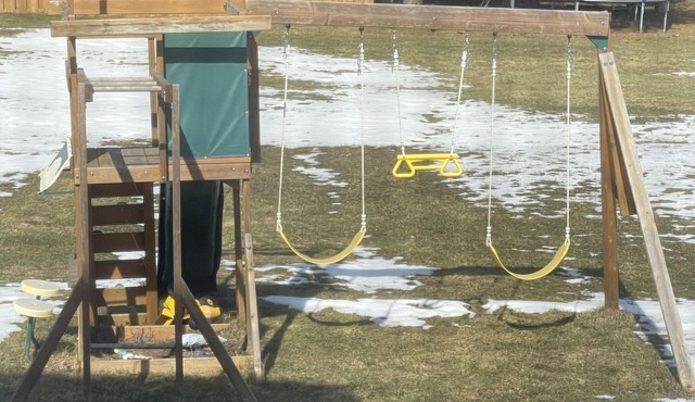 Big Historic Collingwood Home, Prime Location. Pet Friendly with Mountain Views