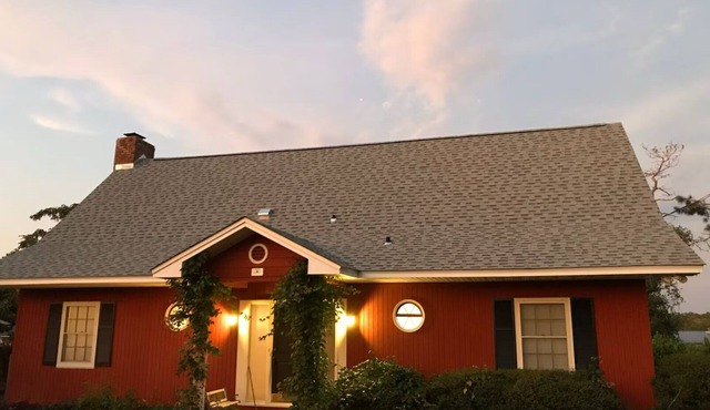 Big Home with Wifi, HotTub, Outdoor kitchen/dining area & dock on Lake Seminole