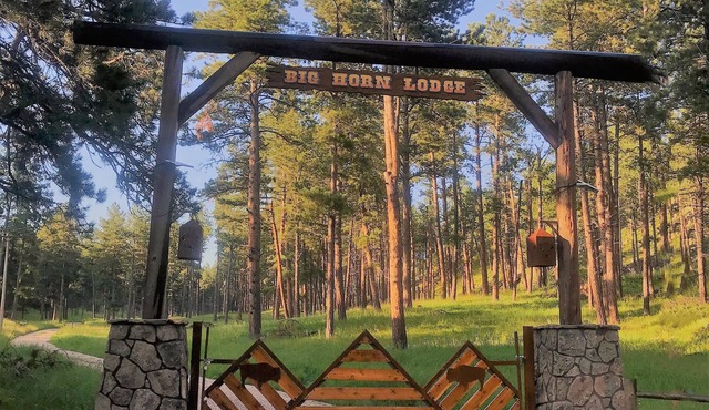 Big Horn Lodge - Rare Cabin Bordering Custer State Park - Absolute Seclusion and Serenity