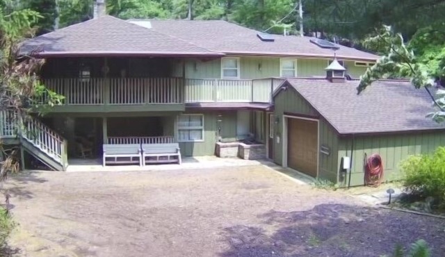 Big house, big yard, close to everything in Mount Gretna!