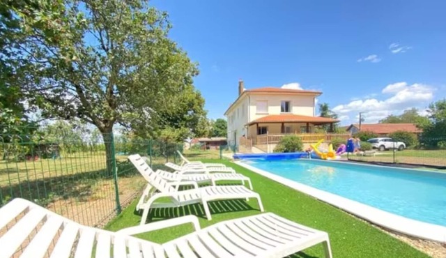 Big house with swimming pool and A/C, quiet and peaceful area
