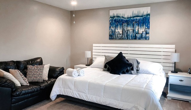 Big house +hot tub+patio+Wi-Fi+TV