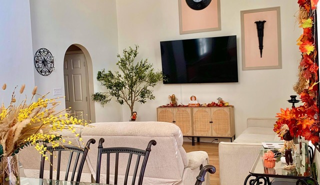 BIG House + In-Law Suite + High Ceilings + Spacious & Cozy - Close To Everything