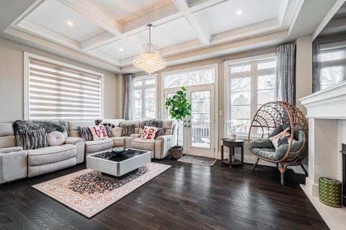 Big House near China Town, QEW, Airport, Mississauga South