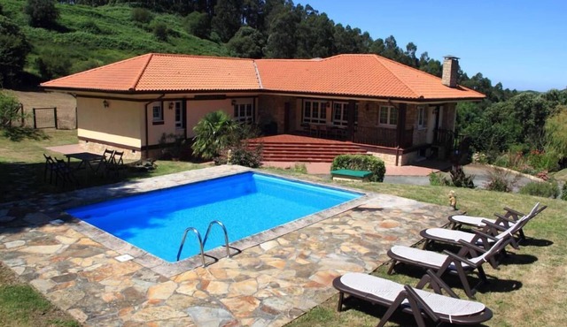 big house on a plot of 5000m2, 4 km from the beach for 16-18 people