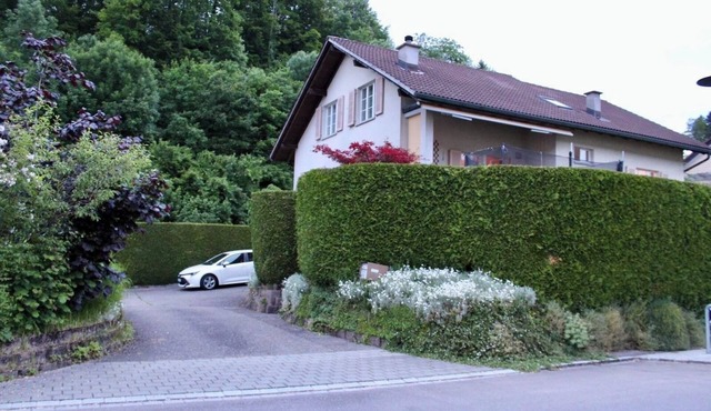 Big House With 7 Rooms on 2 Floors and Free Parking in Front for Yourself