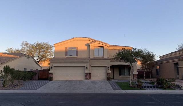 Big house with 7 rooms, 7 car parking, 7 min to freeway.
