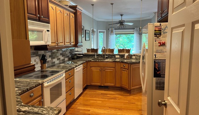 BIG ISLAND TIME Lakefront Family Vacation Home-4Bd-4BA-Sleeps 15-Cove-Dock-Slip