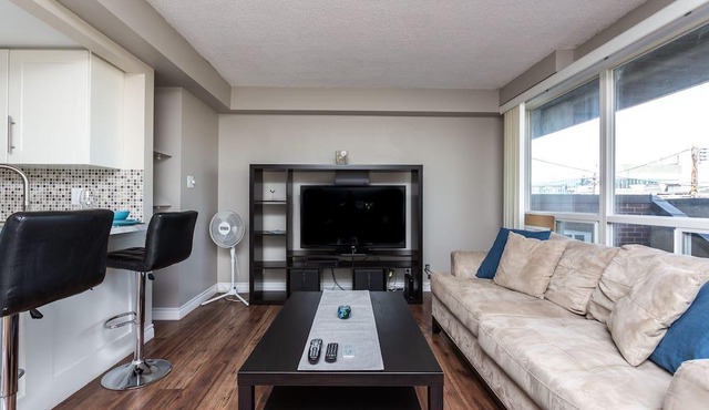 BIG KITCHEN, CHIC BREAKFAST BAR, NEAR DOWNTOWN SHOPS & C-TRAIN, WALK EVERYWHERE