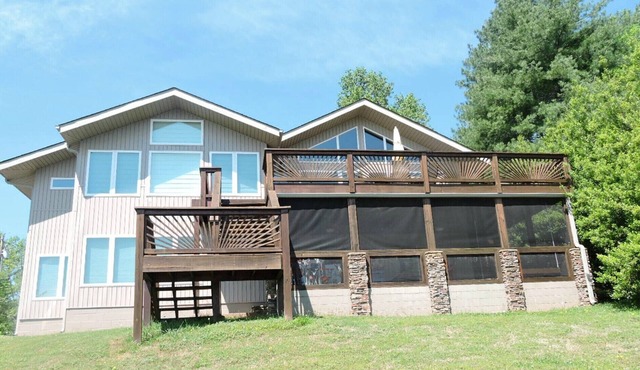 Big Lake Views Tims Ford Lake! Lots of space and great for family get togethers
